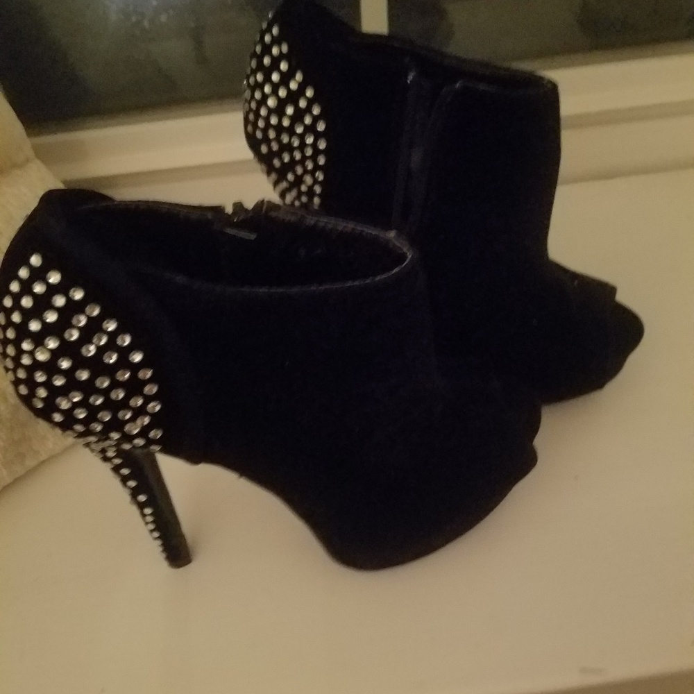 Peep toe velvet shoes